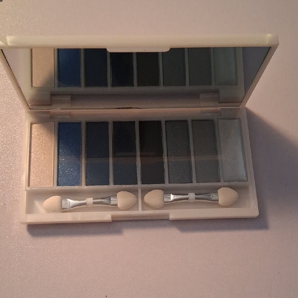 R.E.I.G.N Smokey Eyeshadow Palette